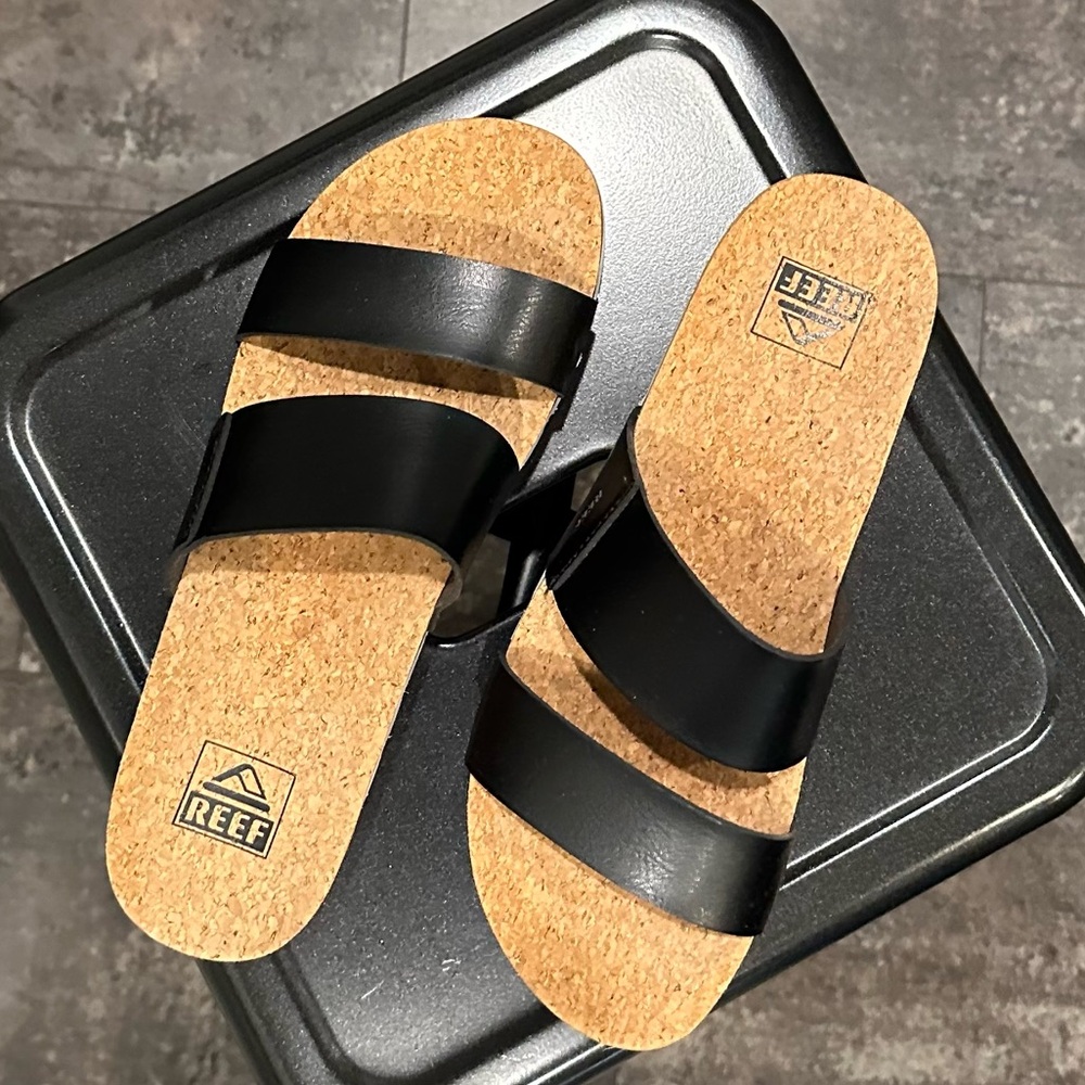 Reef Black Sandals/Flip-flops